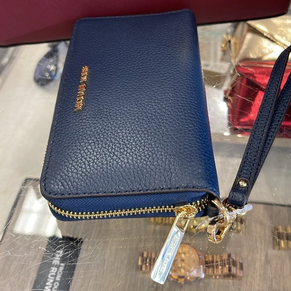 MICHAEL KORS LARGE FLAT MULTIFUNCTION PHONE CASE WALLET WRISTLET  NAVY COLOR NWT